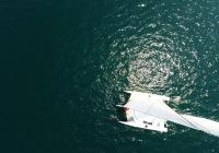 photo aérienne de multicoque voilier nadir